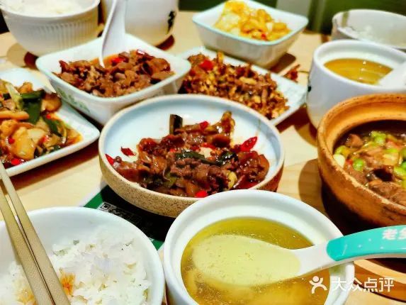 被成人小飯桌“打臉”的快餐 該走向何方？|餐飲界