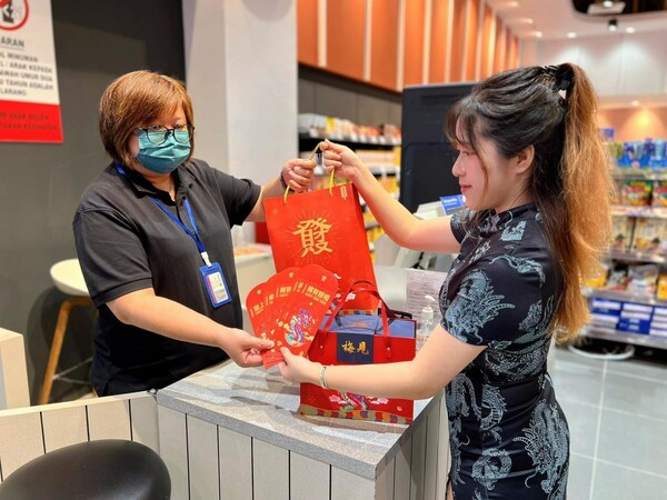 海外中國春節(jié)氛圍濃厚，中國梅酒被全球華人加入年貨購物車