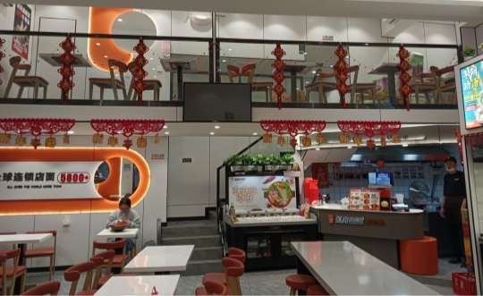 柳州加盟商施洪邦：一個(gè)不會(huì)煮麻辣燙的店主，如何實(shí)現(xiàn)首日破萬？|餐飲界
