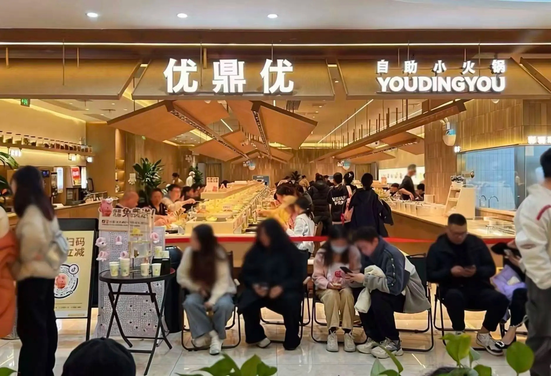 長(zhǎng)沙又出新王，日排隊(duì)超2000桌，海底撈旗下舉高高原班人馬再造一個(gè)小火鍋！