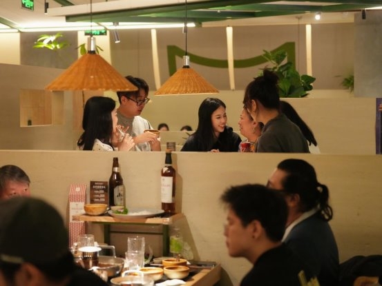 孟慧圓深夜打卡！單日狂賣6萬、翻臺5輪，沸點計劃憑啥火出圈？